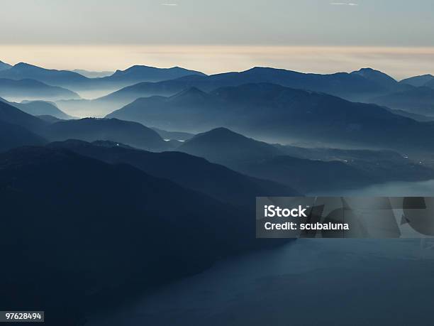 Blue Mountains Laggo Maggiore - zdjęcia stockowe i więcej obrazów Bez ludzi - Bez ludzi, Dzień, Fotografika