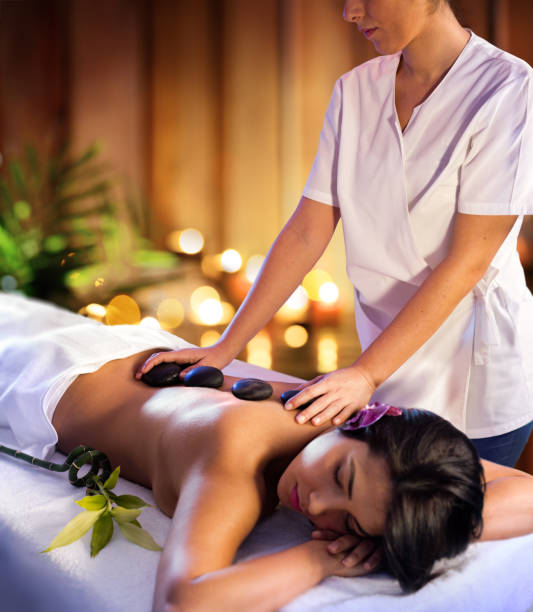 spa treatment - masseur with hot stones - lastone therapy spa treatment stone health spa imagens e fotografias de stock