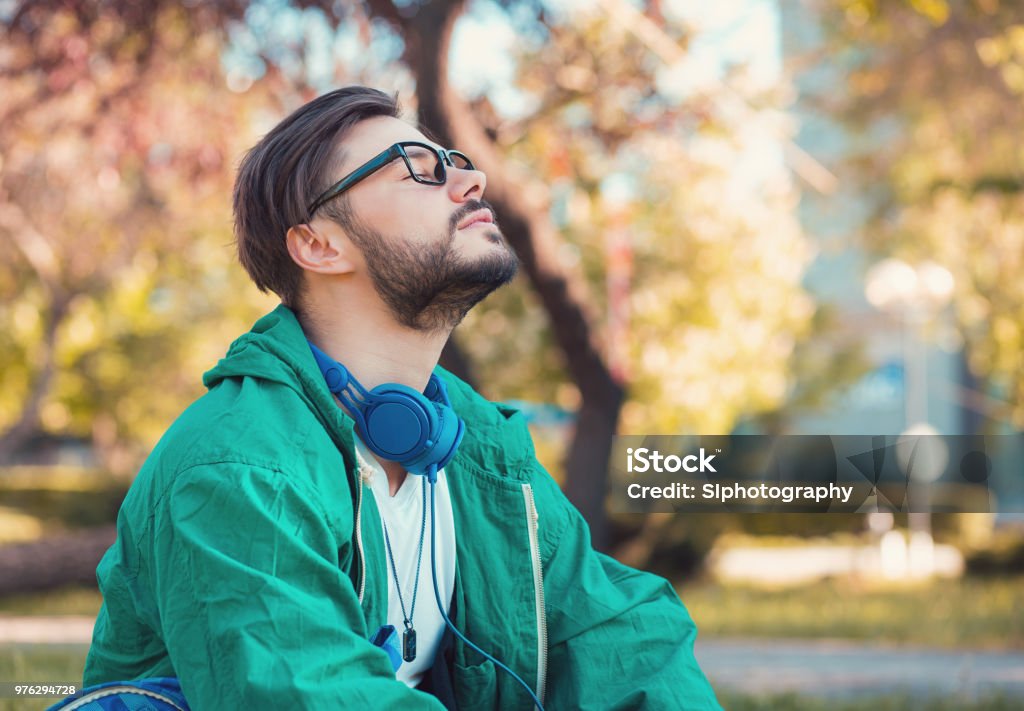 Hombre disfrutando en el Parque - Foto de stock de Aliento libre de derechos