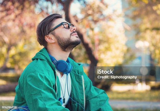 Hombre Disfrutando En El Parque Foto de stock y más banco de imágenes de Aliento - Aliento, Hombres, Profundo