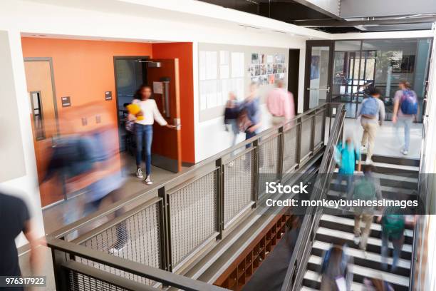Middelbare School Corridor Bezig Tijdens Reces Met Wazig Studenten En Medewerkers Stockfoto en meer beelden van Onderwijs
