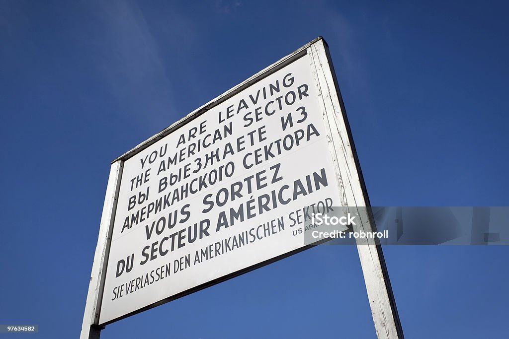 Schild des Checkpoint Charlie, der sich Ost und west Berlin - Lizenzfrei Berlin Stock-Foto