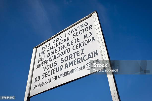 Schild Des Checkpoint Charlie Der Sich Ost Und West Berlin Stockfoto und mehr Bilder von Berlin