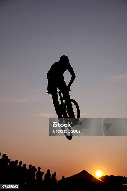 Foto de Silhueta Dirtbike Bmx e mais fotos de stock de Big Air - Big Air, Ciclismo, Criança
