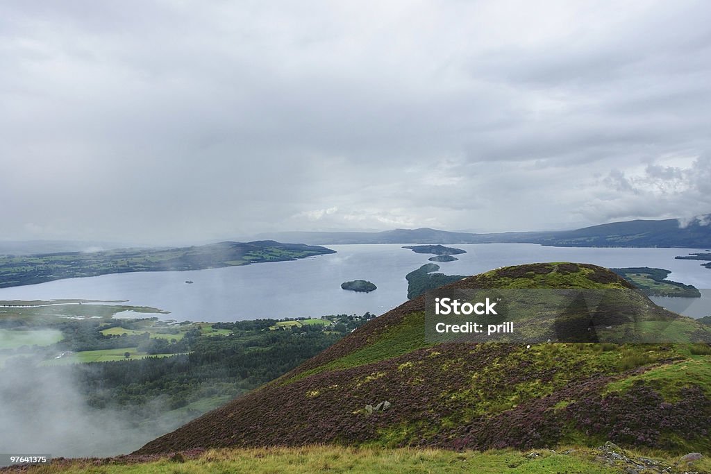 Loch Lomond w pochmurny atmosfera - Zbiór zdjęć royalty-free (Bez ludzi)