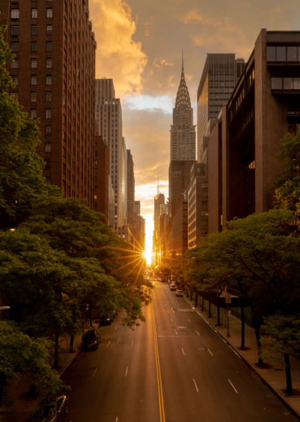 manhattanhenge cuando se pone el sol a lo largo de la calle 42 en nueva york - chrysler building fotografías e imágenes de stock