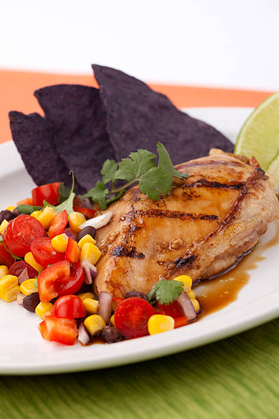 gegrillte hühnerbrust und salsa - grilled chicken chicken corn salsa stock-fotos und bilder