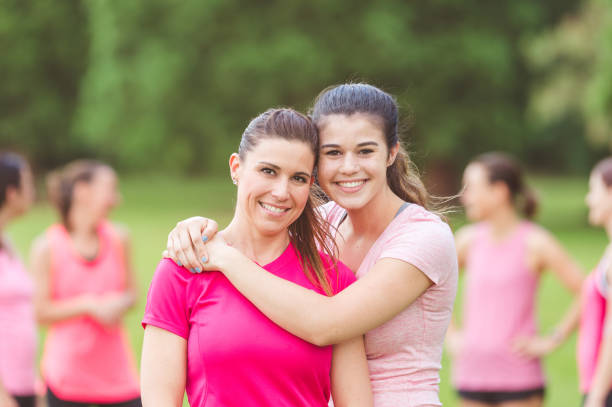 실행 모금 하기 전에 핑크 입고 두 여성 선수의 초상화 - breast cancer walk 뉴스 사진 이미지