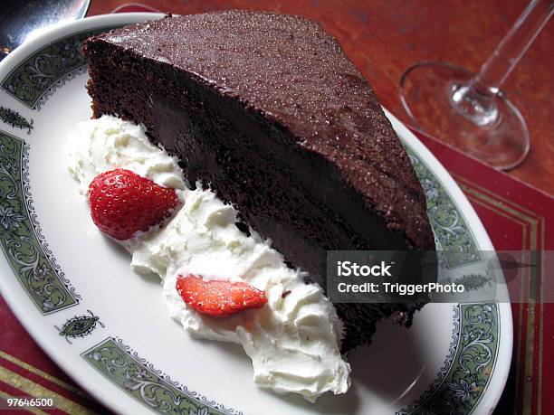 美味しいケーキ - チョコレートバントケーキのストックフォトや画像を多数ご用意 - チョコレートバントケーキ, アイシング, イチゴ