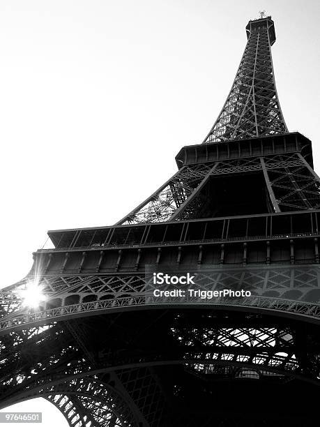 Photo libre de droit de Tour Eiffel Soleil Bw banque d'images et plus d'images libres de droit de Tour Eiffel - Tour Eiffel, Allumer, Angle