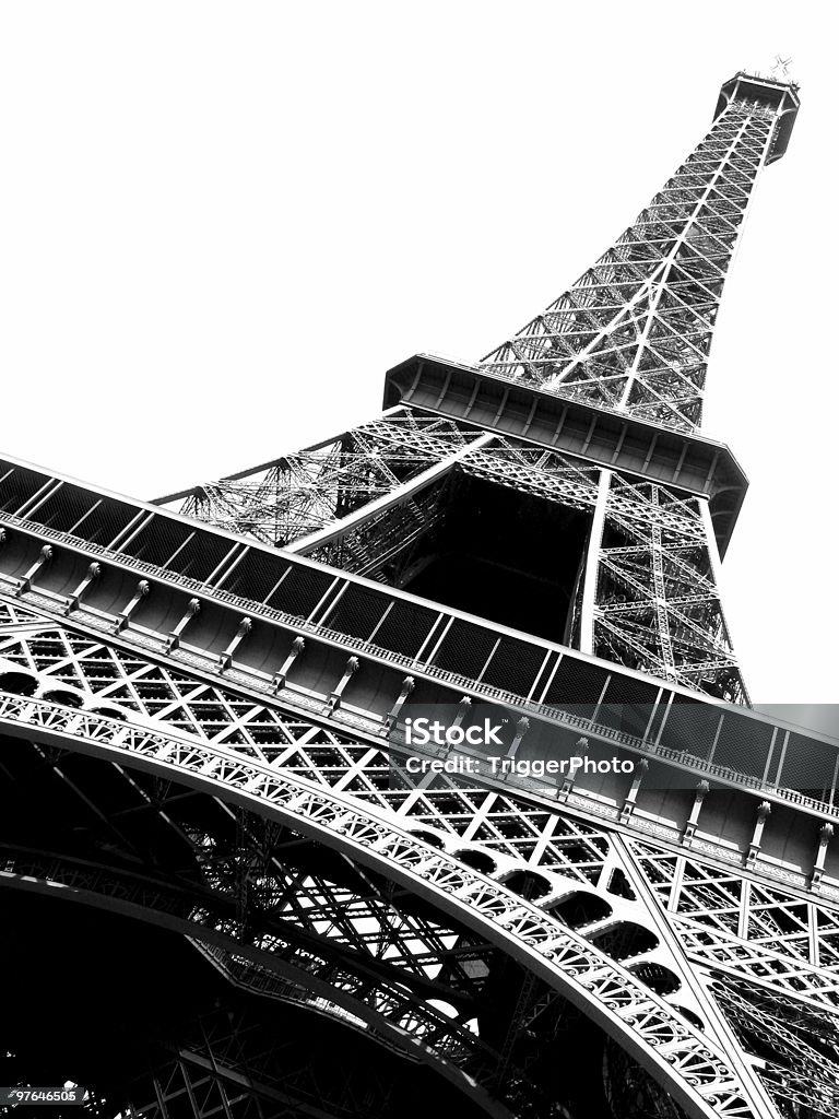 Torre eiffel en ángulo b/w - Foto de stock de Torre Eiffel libre de derechos