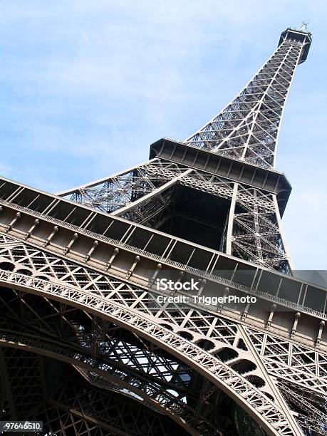 Torre Eiffel Angulado - Fotografias de stock e mais imagens de Alto - Descrição Física - Alto - Descrição Física, Arquitetura, Arte