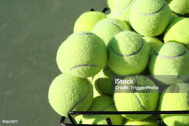 Bucket O Bälle Stockfoto und mehr Bilder von Wimbledon - Wimbledon, Aktivitäten und Sport, Arrangieren