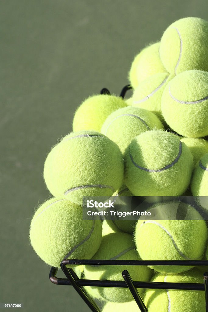 Cubo o pelotas - Foto de stock de Tenis libre de derechos