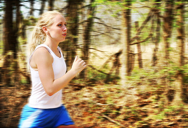 спортивная блондинка девочка, бег - distance running фотографии стоковые фото и изображения