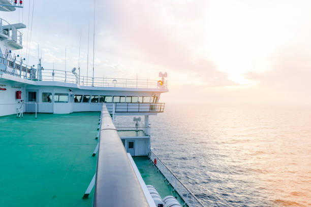 croisière cabine de navire blanc avec de grandes fenêtres. aileron de passerelle en cours d’exécution du paquebot de croisière. navire de croisière blanche sur un ciel bleu avec un système radar et navigation. cabine du capitaine. fond coucher de s - tourist resort audio photos et images de collection