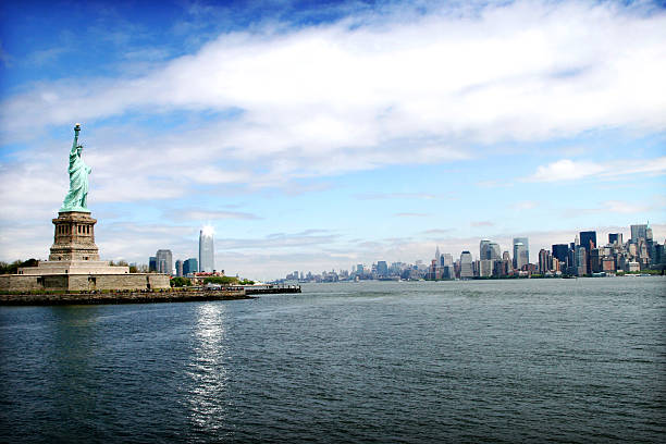 paysage de la ville de new york - statue liberty statue of liberty ellis island photos et images de collection