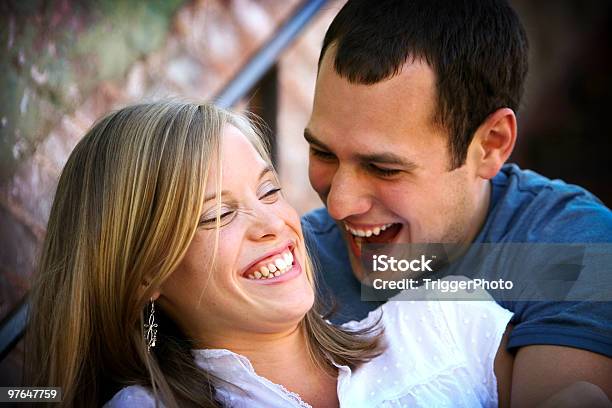 Atractiva Pareja Retratos Foto de stock y más banco de imágenes de 25-29 años - 25-29 años, Abrazar, Adulto