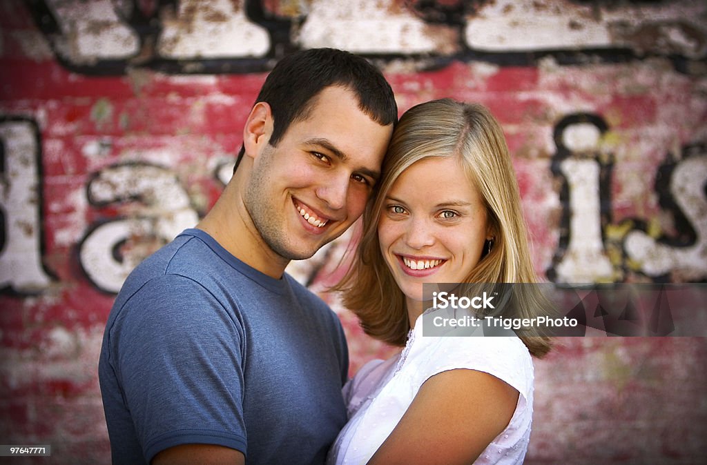 Coppia attraente ritratti - Foto stock royalty-free di Abbracciare una persona