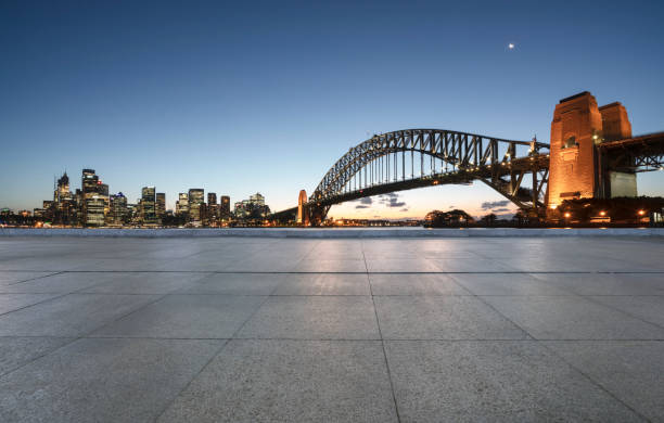 plataforma de observação vazio com a ponte do porto de sydney em fundo - sydney australia sydney harbor australia night - fotografias e filmes do acervo