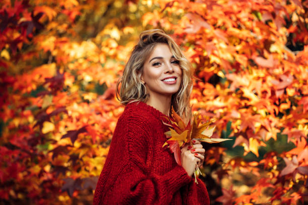 美しい女性 - autumn women smiling leaf ストックフォトと画像