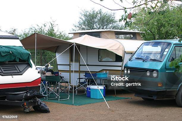 Photo libre de droit de Carvan Et Camping banque d'images et plus d'images libres de droit de Être à l'ombre - Être à l'ombre, Camping, Chapiteau - Structure bâtie