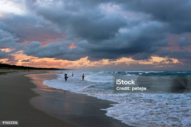 Pesca In Tempesta - Fotografie stock e altre immagini di Acqua - Acqua, Ambientazione esterna, Arancione