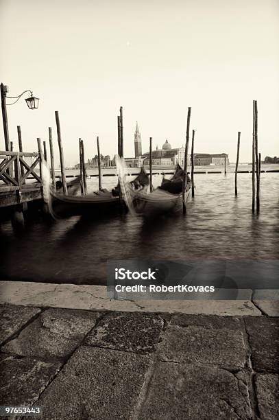 Photo libre de droit de Venetian Wharf Avec De Lune banque d'images et plus d'images libres de droit de Culture italienne - Culture italienne, Gondole, Image en couleur