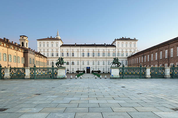 fachada principal del palacio real de castello square, turín, italia - palace fotografías e imágenes de stock