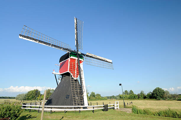 moinho de vento holandeses - polder windmill space landscape - fotografias e filmes do acervo