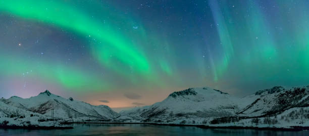 northern lights, luz polar o aurora boreal en el cielo nocturno sobre las islas de lofoten en el norte de noruega - magnetosphere fotografías e imágenes de stock