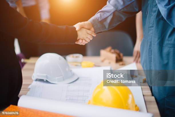Unternehmer Und Ingenieur Handshake Schließen Einen Vertrag Auf Baustelle Erfolgreiche Engineering Und Businesskonzept Stockfoto und mehr Bilder von Baugewerbe