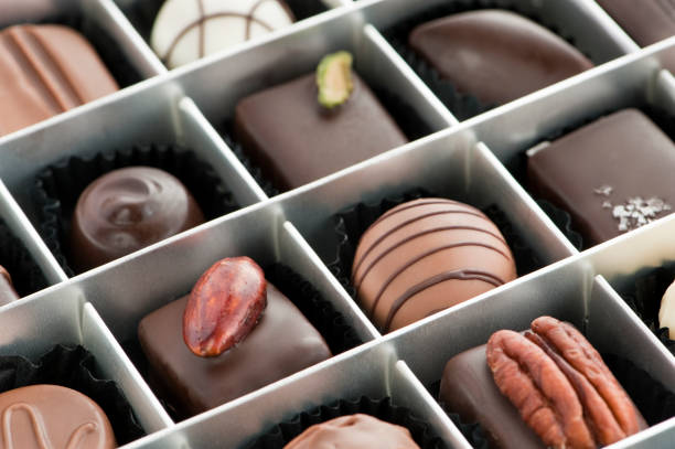 cioccolatini - chocolate almond foods and drinks white chocolate foto e immagini stock