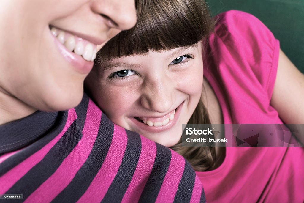 Hija de madre apoyarse sobre el hombro - Foto de stock de Acogedor libre de derechos