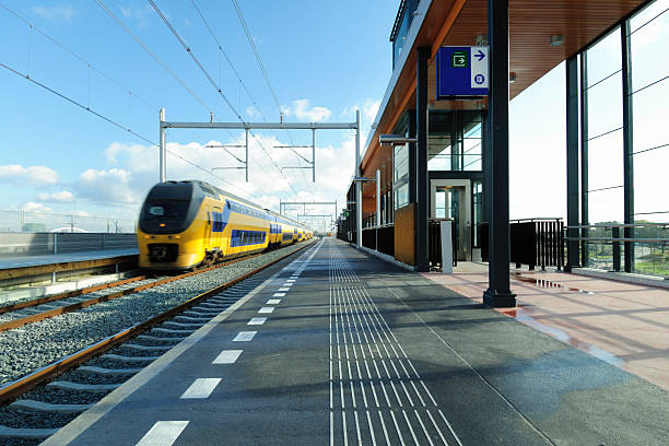 railway station - trein nederland stockfoto's en -beelden