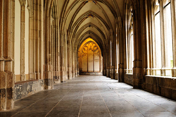 mittelalterlichen klosters korridor - church indoors inside of monastery stock-fotos und bilder