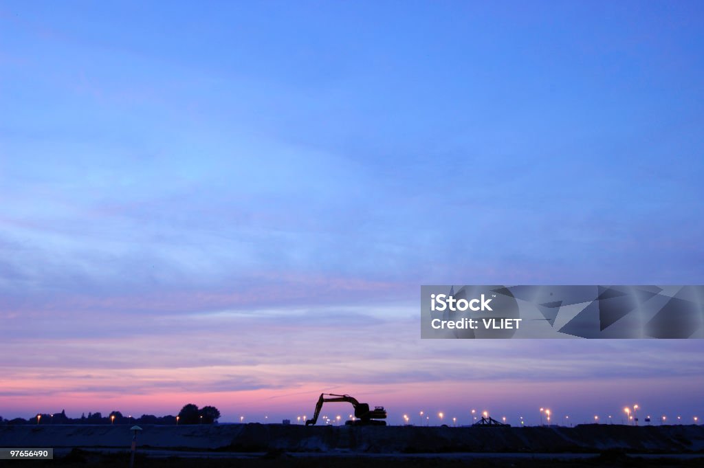 Excavator al atardecer - Foto de stock de Construcción de carretera libre de derechos