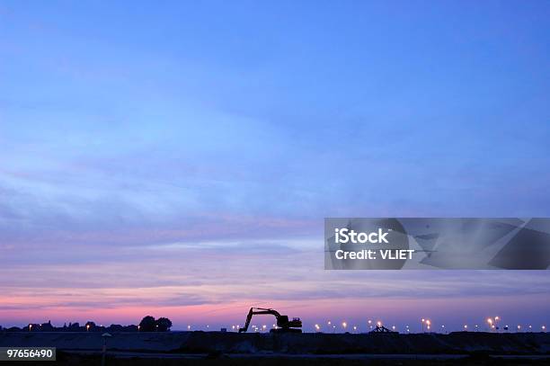 Excavator Al Atardecer Foto de stock y más banco de imágenes de Construcción de carretera - Construcción de carretera, Países Bajos, Noche