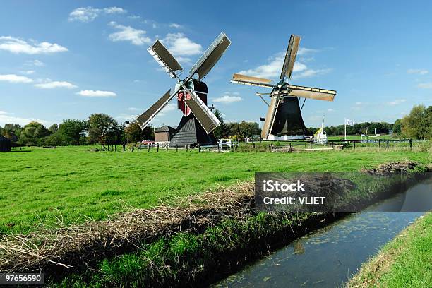 Moinhos De Dois Holandeses - Fotografias de stock e mais imagens de Agricultura - Agricultura, Ajardinado, Ao Ar Livre