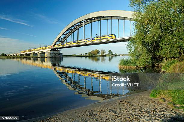 鉄道橋にトレーン - オランダのストックフォトや画像を多数ご用意 - オランダ, 橋, レク川