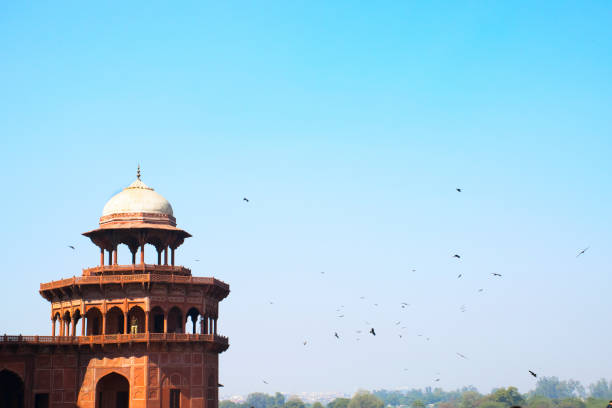 istock Building at the perimeter of Taj Mahal 976566434