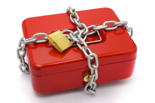 cassa bloccata con catena e lucchetto - coin bank cash box safety deposit box lock foto e immagini stock