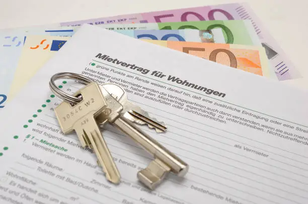 house key and rental contract for apartment - in German language: Mietvertrag für Wohnungen