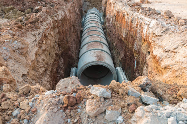 tubo di drenaggio in calcestruzzo vicino all'industria edile. - trincea foto e immagini stock