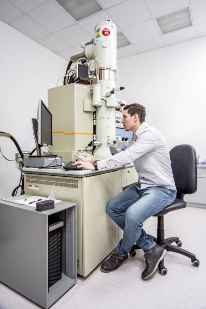 istock Side View of a Man Using Field Emission Electron Miscroscope 976578744