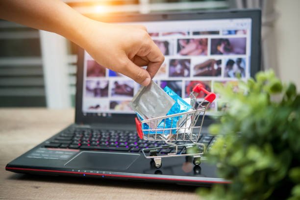 istock Condoms shopping online 976581840