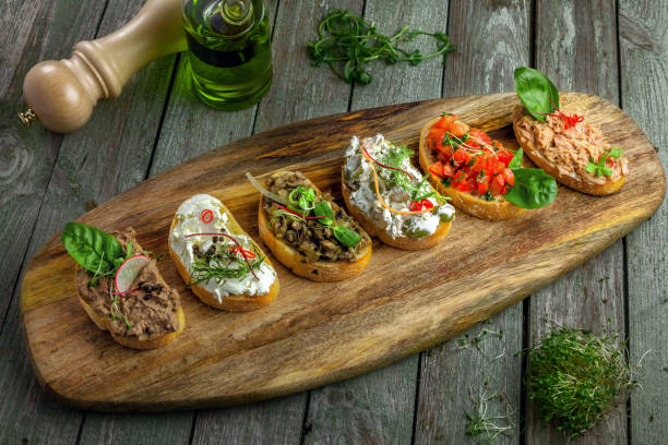 conjunto de bruschetta de antipasti - bruschetta cutting board italy olive oil fotografías e imágenes de stock