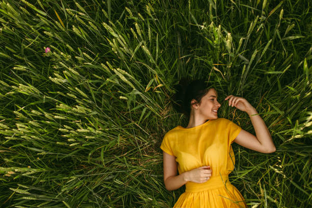 en la pradera - gracia conceptos fotografías e imágenes de stock