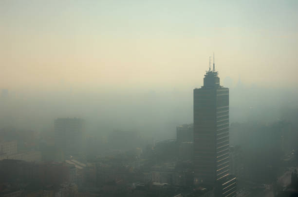 veduta nebbiosa aerea di milano - problema inquinamento - smog foto e immagini stock