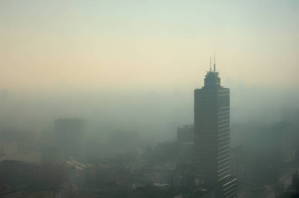 vista aérea de nevoeiro de milão - problema de poluição - smog - fotografias e filmes do acervo